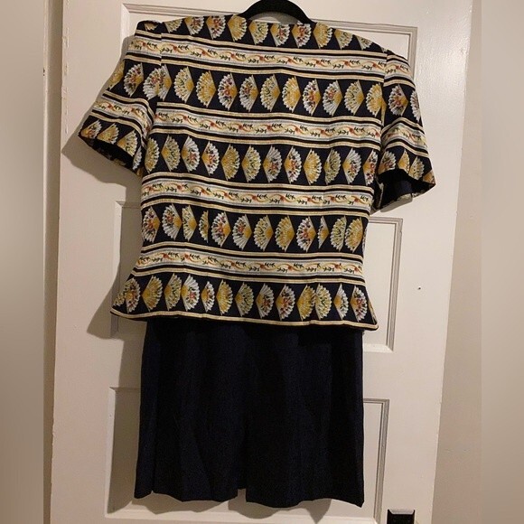 Maggy London Vintage 100% Silk Fan Pattern Skirt and Buttoned Top Set - Picture 2 of 16